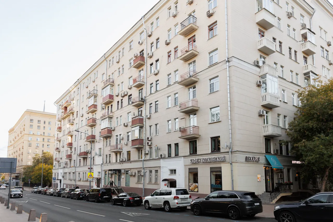 Городская улица и многоквартирный дом